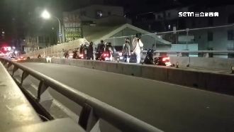 停橋中抽鑰匙？機車閃黃燈疑出狀況