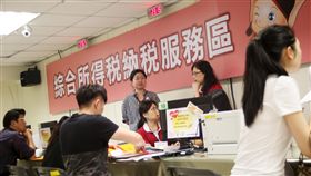 報稅31日截止（2）106年綜合所得稅申報31日是最後一天，根據財政部統計，目前已申報數為590萬戶，還有32萬戶尚未申報，呼籲尚未申報的民眾把握最後時間申報。國稅局人員表示，現場申報狀況與去年相較人潮稍少。中央社記者吳家昇攝　107年5月31日