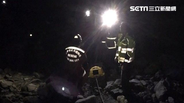 台中農用卡車翻落溪底　2男墜谷身亡