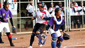 ▲秀峰高中林晨芝（右二）奔回本壘再添1分，華江高中捕手吳亭葳等待回傳球。（圖／高中體總提供）