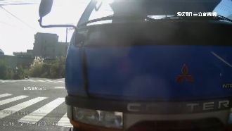 人生跑馬燈浮現！停等紅燈險遭貨車撞