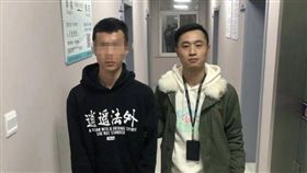 超蠢！陸男身穿「逍遙法外」帽T閒晃　警方一查：通緝犯（圖／翻攝自微信上的中國臉書）