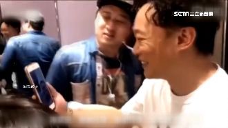 好親民！粉絲翹班陳奕迅視訊幫請假