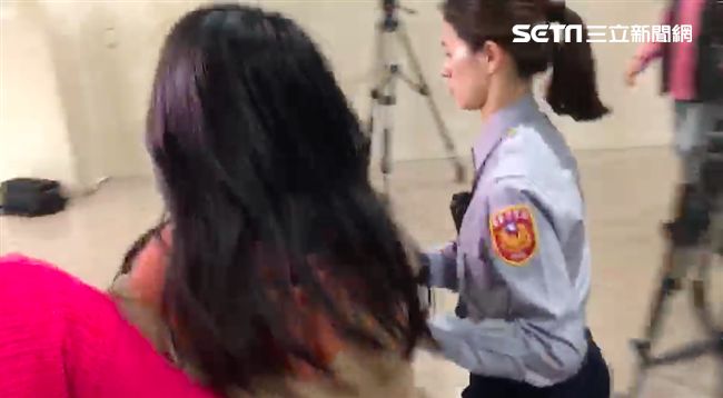 松機堵周波抗議遭逮！女控遭警斷臂！