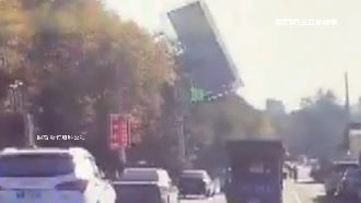 天外飛來血滴子！載貨沒綁緊危機四伏