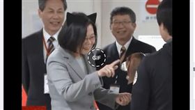 蔡英文和毛小孩互動（圖／翻攝自貓與邪佞的手指）