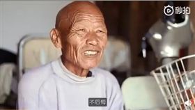 中國大陸,老翁撿回遭拋棄女嬰撫養（圖／翻攝自微博）