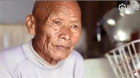 中國大陸,老翁撿回遭拋棄女嬰撫養（圖／翻攝自微博）