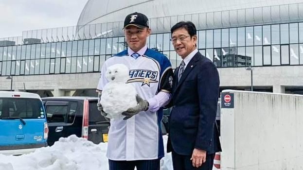 日職／大王降臨北國　參觀球場捧雪人