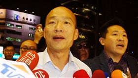 朱挺玗曾涉賄引議　韓國瑜：多關注她專業能力高雄市長當選人韓國瑜（前左）小內閣名單提前曝光，前市議員朱挺玗將掌海洋局長，但她曾因賄選案被判當選無效定讞，引來非議。韓國瑜19日晚間受訪時表示，盼能多關注朱挺玗的專業能力。中央社記者程啟峰高雄攝  107年12月19日