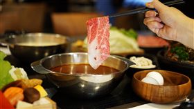 宜蘭火鍋車拚！活體波士頓龍蝦搶客