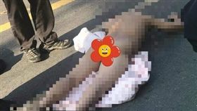 彰化失意男全裸躺馬路／翻攝自臉書社團《愛秀水說秀水》