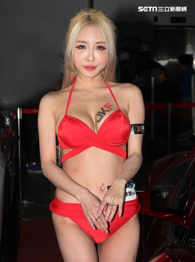 性感火辣車模雪碧。（記者邱榮吉/攝影）