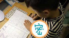 兒子亂寫作業！媽媽秀這把尺「下秒整齊漂亮」 網激動：這招超神（圖／爆怨公社）