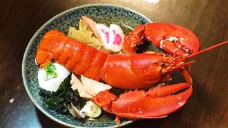 海鮮愛好者必吃！烏龍麵配整隻龍蝦