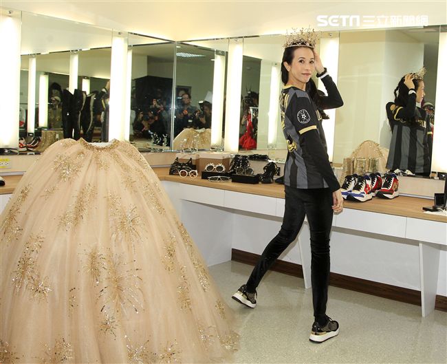 莫文蔚首次公開演唱會後台服飾、道具、化妝間等。（記者邱榮吉/攝影）