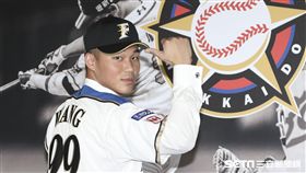 台灣強打王柏融與日本職棒火腿隊簽約並穿上背號99新球衣。（記者林士傑/攝影）