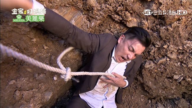 驚！伊正跌倒吐血…女兒崩潰轉身哭了