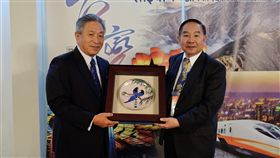 桃園市印度投資考察團拜會代表處桃園市副市長王明德（右）代表桃園市投資考察團，致贈紀念品給駐印度代表田中光。中央社記者康世人新德里攝  107年4月13日