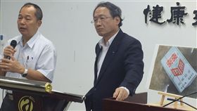 農委會：勿帶中國肉入境　不然只有天佑台灣行政院農業委員會21日公布新增驗出第7例非洲豬瘟，農委會副主委黃金城（右）疾呼千萬別再帶中國肉品入境，不然只有天佑台灣。中央社記者楊淑閔攝　107年12月21日