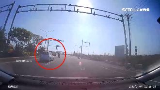 機車違規左轉　轎車神閃躲險撞安全島