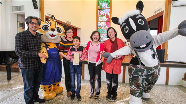 台中市長夫人　贈盲童花博立體繪本