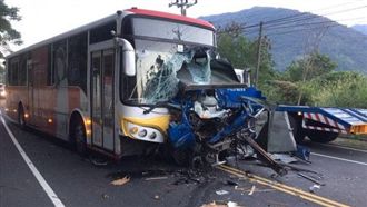 小貨車逆向對撞學生客運　釀1死1傷