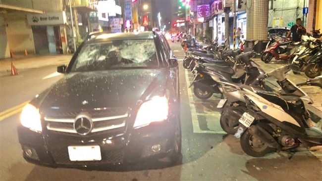 凶狠惡煞　這輛車被他們當街砸得稀爛