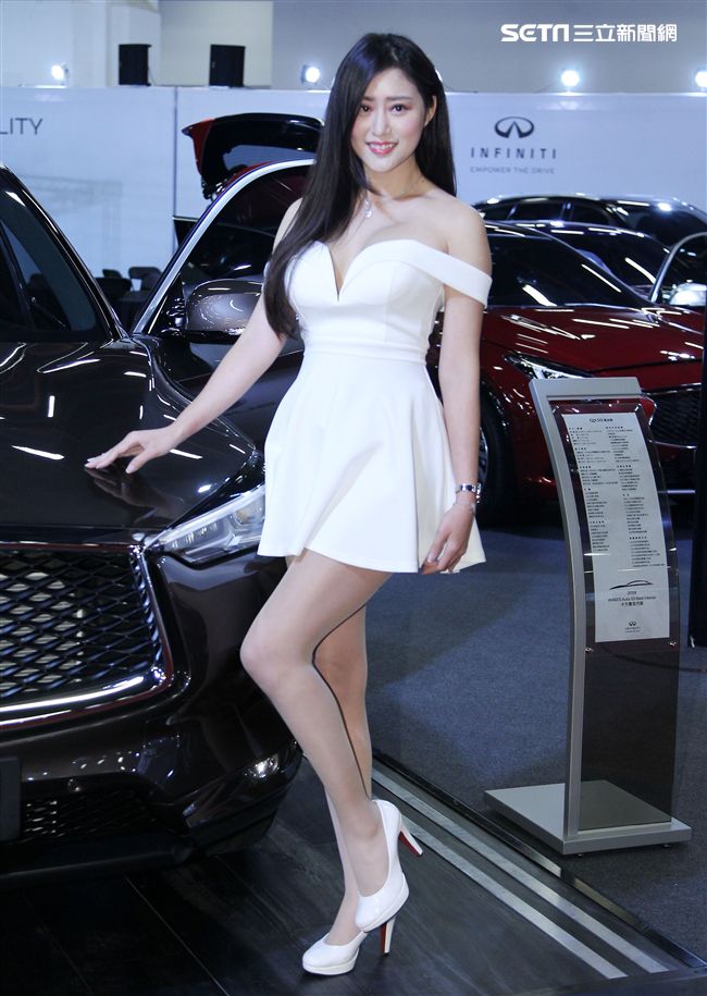 超正性感車模Stella。（記者邱榮吉/攝影）