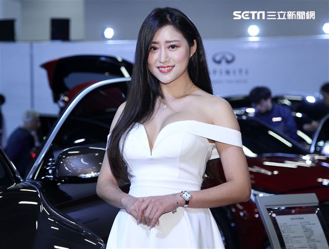 超正性感車模Stella。（記者邱榮吉/攝影）