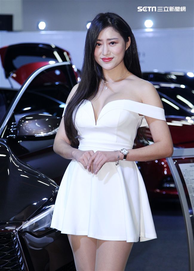 超正性感車模Stella。（記者邱榮吉/攝影）