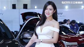 超正性感車模Stella。（記者邱榮吉/攝影）