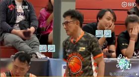 吳尊爸爸看到兒子受傷面露擔心神情。（圖／翻攝自秒拍）