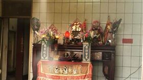 阿嬤冬至拜拜跟亡夫講祕密 孫偷聽：阿公快躲起來(圖/爆廢公社)