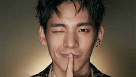 林柏宏戴上耳環幻想自己是壞男人。（圖／周子瑜樂提供）