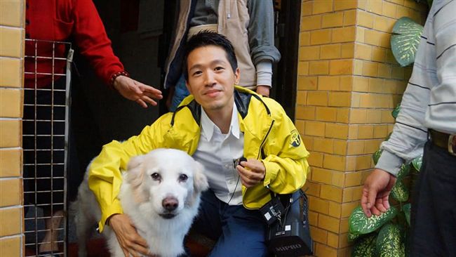 把握基層！何志偉用這招拜票超吸睛！