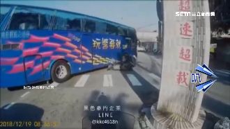 騎士險遭遊覽車輾　多車齊鳴喇叭救命