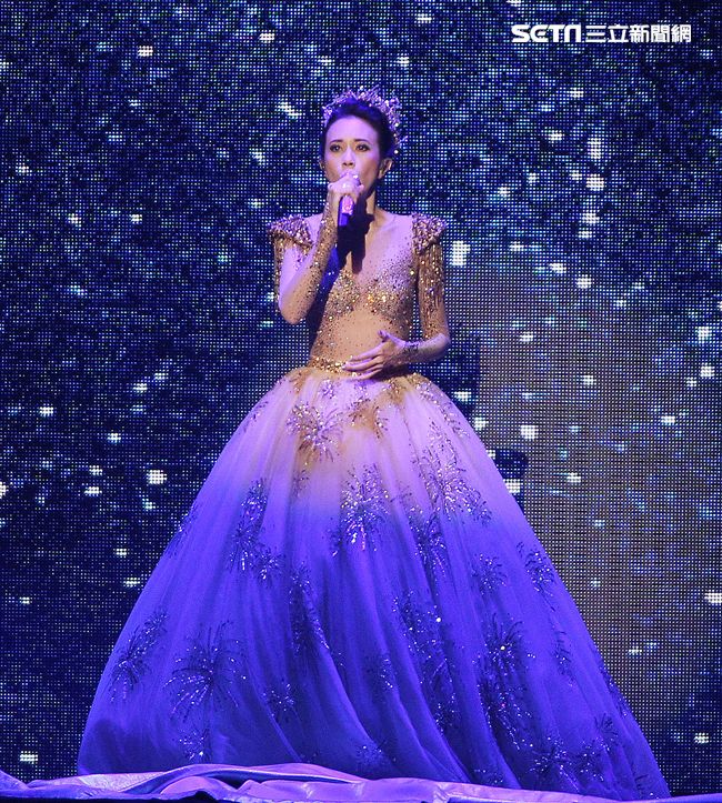 莫文蔚「絕色莫文蔚25週年世界巡迴演唱會｣台北站，四度攻蛋。（記者邱榮吉/攝影）