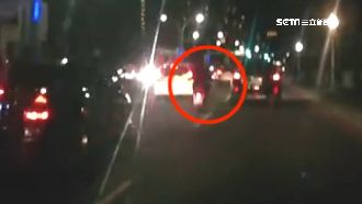 騎士鑽縫沿路飆　行人等紅燈竟遭撞飛