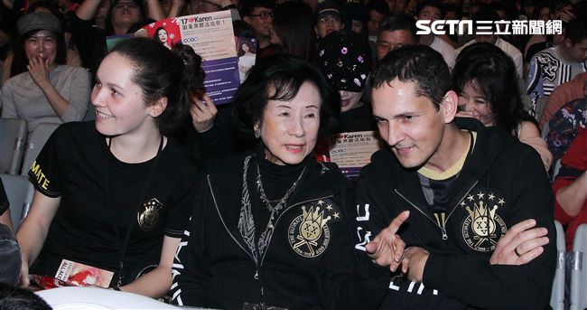 莫文蔚台北開唱，媽媽（中）、老公（右）都來到現場支持。（圖／記者邱榮吉攝影）