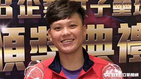 ▲李思詩再度抱辦打擊三冠王。（圖／記者劉忠杰攝影）