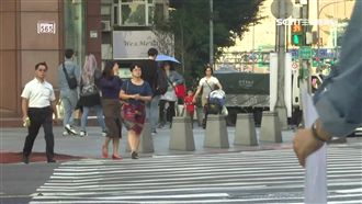 小心被罰錢！行人等紅燈別超出這條線