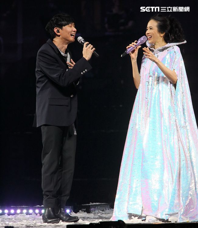 莫文蔚「絕色莫文蔚25週年世界巡迴演唱會｣台北站，神秘嘉賓林俊傑。（記者邱榮吉/攝影）