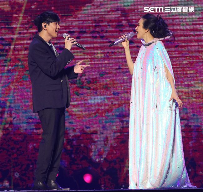 莫文蔚「絕色莫文蔚25週年世界巡迴演唱會｣台北站，神秘嘉賓林俊傑。（記者邱榮吉/攝影）