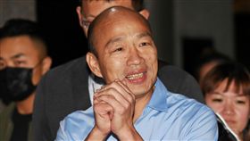 韓國瑜出席政大東亞所50週年所慶高雄市長當選人韓國瑜（中）22日晚間出席國立政治大學東亞研究所50週年所慶，進入會場前向現場校友與媒體致意。中央社記者施宗暉攝　107年12月22日