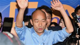 韓國瑜現身政大　揮手致意高雄市長當選人韓國瑜（中）22日晚間赴政大出席政大東亞所50週年慶系列活動，進入會場前，高舉雙手向現場人群揮手致意。中央社記者施宗暉攝　107年12月22日