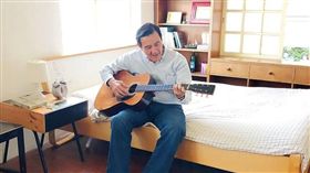前總統馬英九23日下午將在信義誠品舉行簽書會，在臉書預告時還PO出彈吉他的照片。（圖／翻攝馬英九臉書）