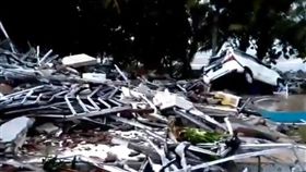 印尼巽他海峽附近海灘22日晚間遭海嘯襲擊，造成嚴重傷亡。（圖／翻攝自Twitter）