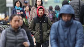 首波大陸冷氣團影響  北台灣冷颼颼（3）中央氣象局氣象預報，首波大陸冷氣團影響，17日北台灣整天冷颼颼，白天高溫僅攝氏17至19度，入夜後氣溫還會下探12、13度。民眾外出注意保暖。中央社記者吳翊寧攝  107年12月17日
