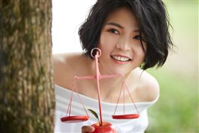 ▲邱詩凌療癒系唱腔被受封「大叔殺手」。（圖／寰亞唱片提供）